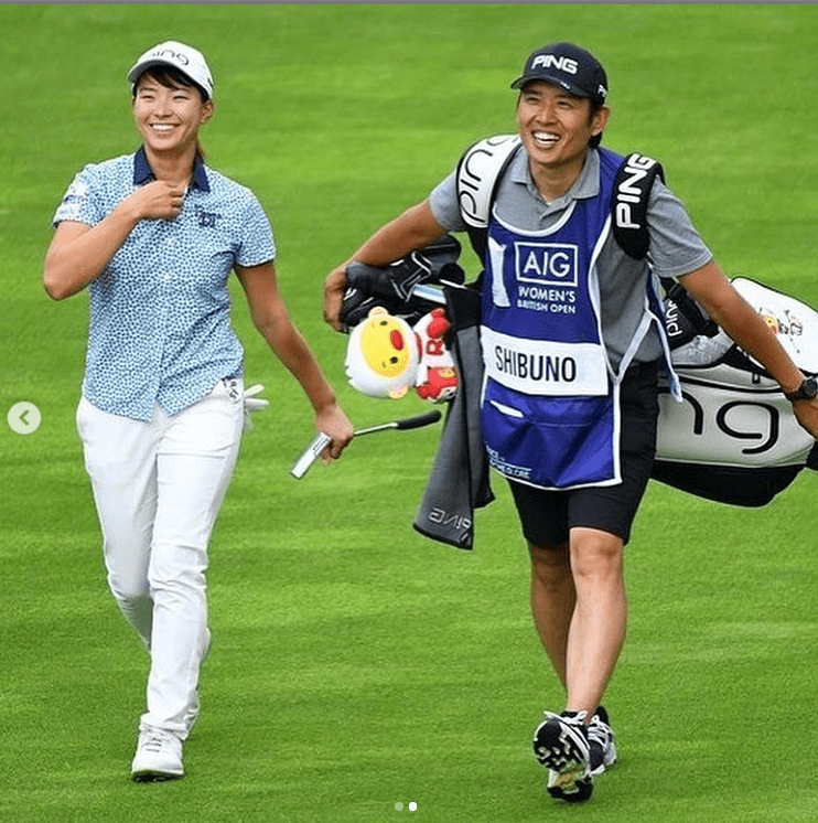 ヤードを歩く笑顔の渋野日向子ゴルフ選手と青木翔コーチ