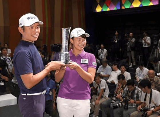 優勝カップを手にする渋野日向子選手と青木翔コーチ